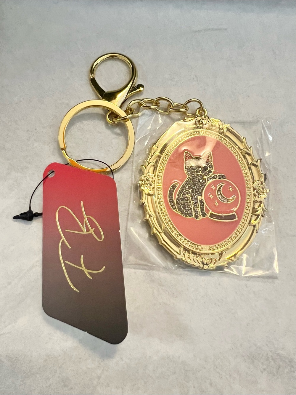 Gold-Tone Frame Cat Keychain with Pink Accent - Elegant Accessory